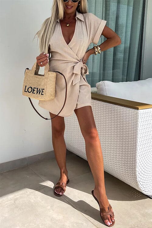Amelia Kurz-Jumpsuit mit Tiefem V-Ausschnitt