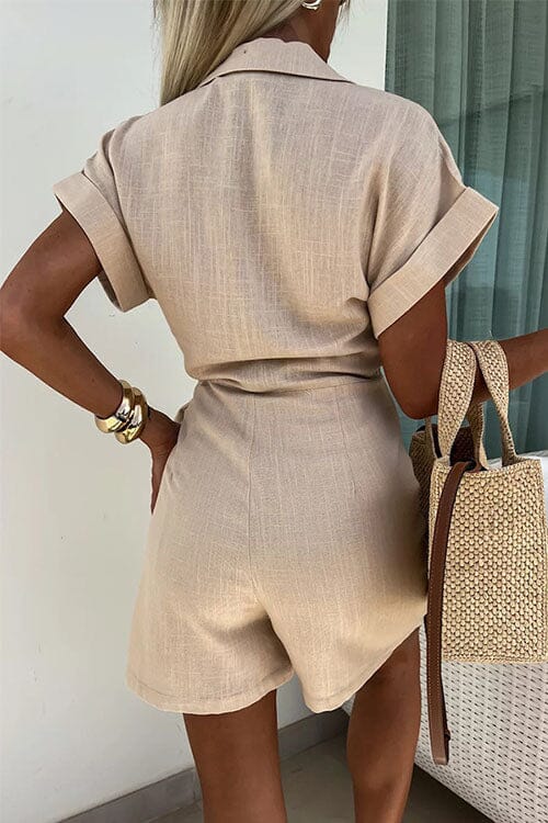 Amelia Kurz-Jumpsuit mit Tiefem V-Ausschnitt