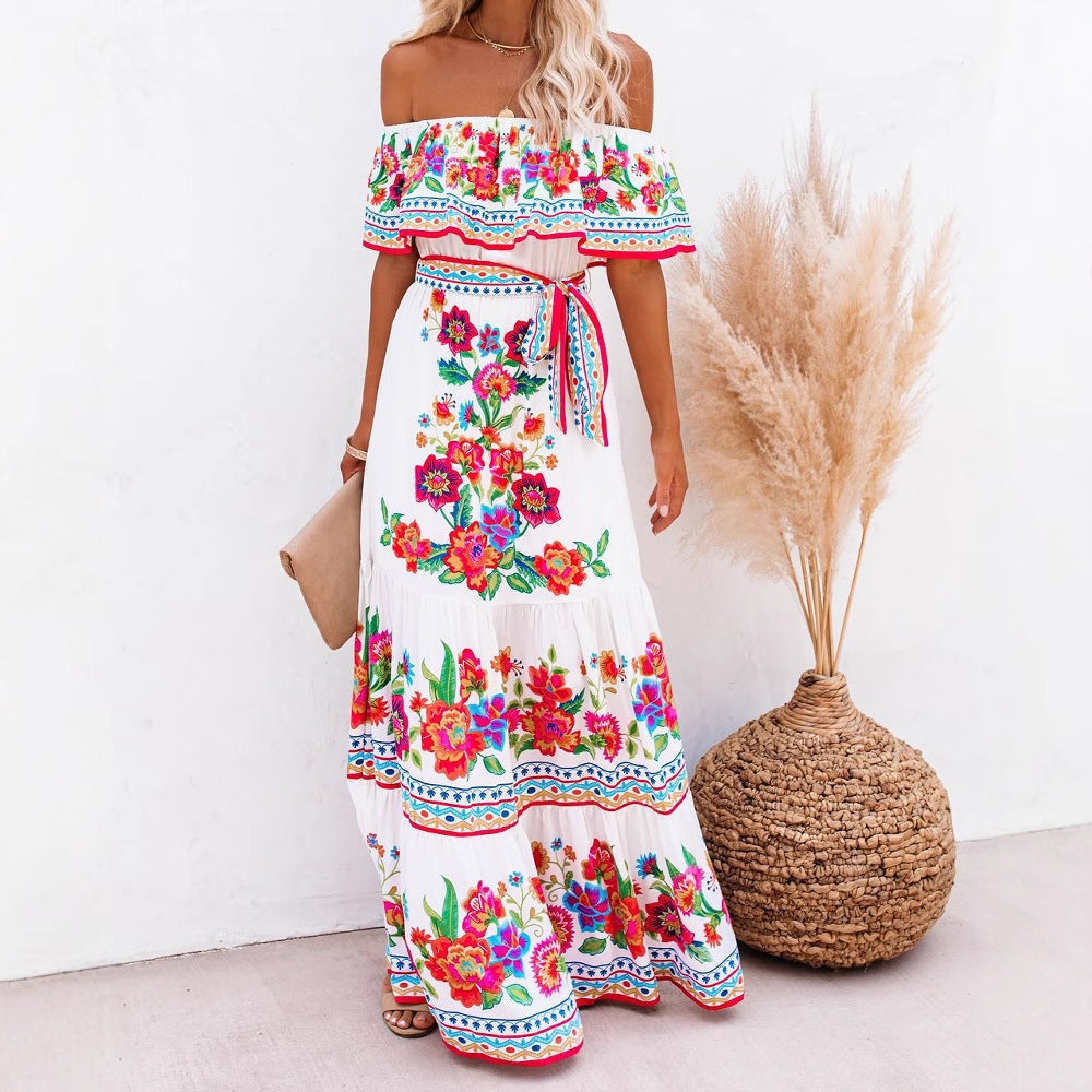 Off-Shoulder Maxikleid mit buntem Blumenprint, Bindegürtel und weitem Volant-Ausschnitt – perfekter Look für Sommer und Urlaub.