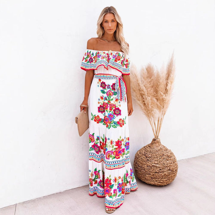 Off-Shoulder Maxikleid mit buntem Blumenprint, Bindegürtel und weitem Volant-Ausschnitt – perfekter Look für Sommer und Urlaub.
