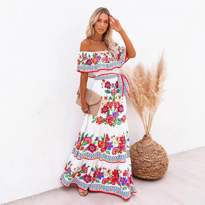 Off-Shoulder Maxikleid mit buntem Blumenprint, Bindegürtel und weitem Volant-Ausschnitt – perfekter Look für Sommer und Urlaub.