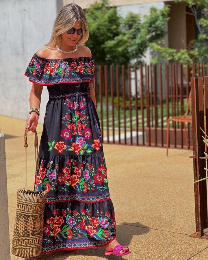 Off-Shoulder Maxikleid mit buntem Blumenprint, Bindegürtel und weitem Volant-Ausschnitt – perfekter Look für Sommer und Urlaub.