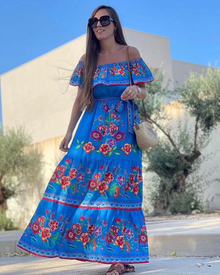 Off-Shoulder Maxikleid mit buntem Blumenprint, Bindegürtel und weitem Volant-Ausschnitt – perfekter Look für Sommer und Urlaub.