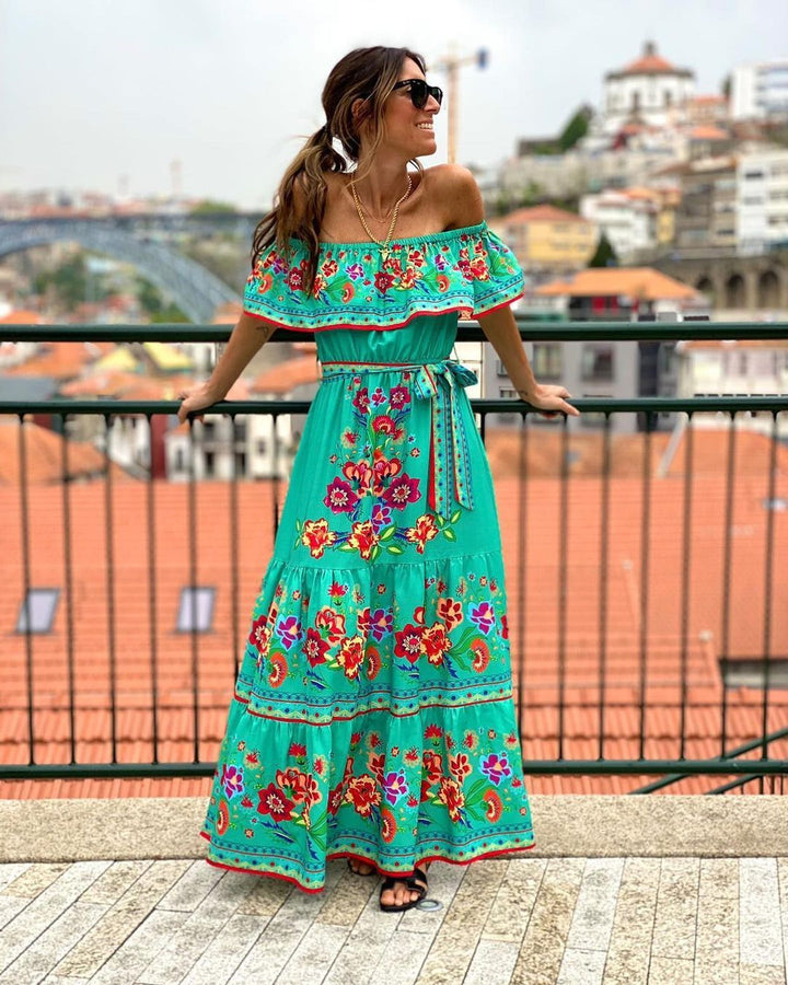 Off-Shoulder Maxikleid mit buntem Blumenprint, Bindegürtel und weitem Volant-Ausschnitt – perfekter Look für Sommer und Urlaub.