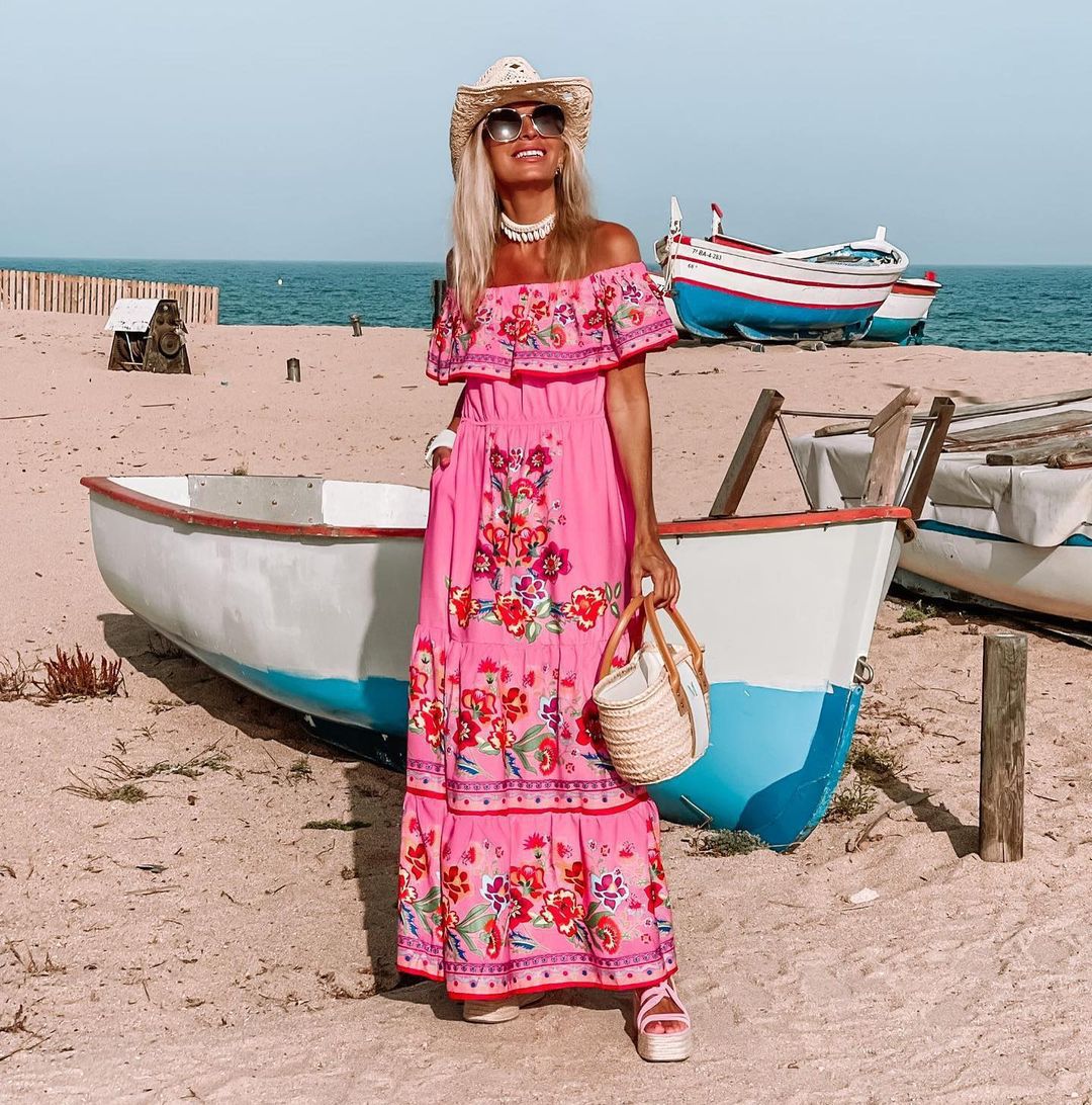 Off-Shoulder Maxikleid mit buntem Blumenprint, Bindegürtel und weitem Volant-Ausschnitt – perfekter Look für Sommer und Urlaub.