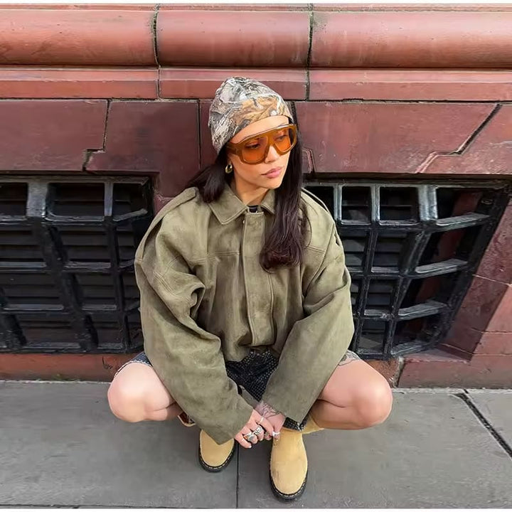 Oversized Damenjacke mit Reißverschluss, Stehkragen und Gummizugsaum in cleanem urbanem Design.