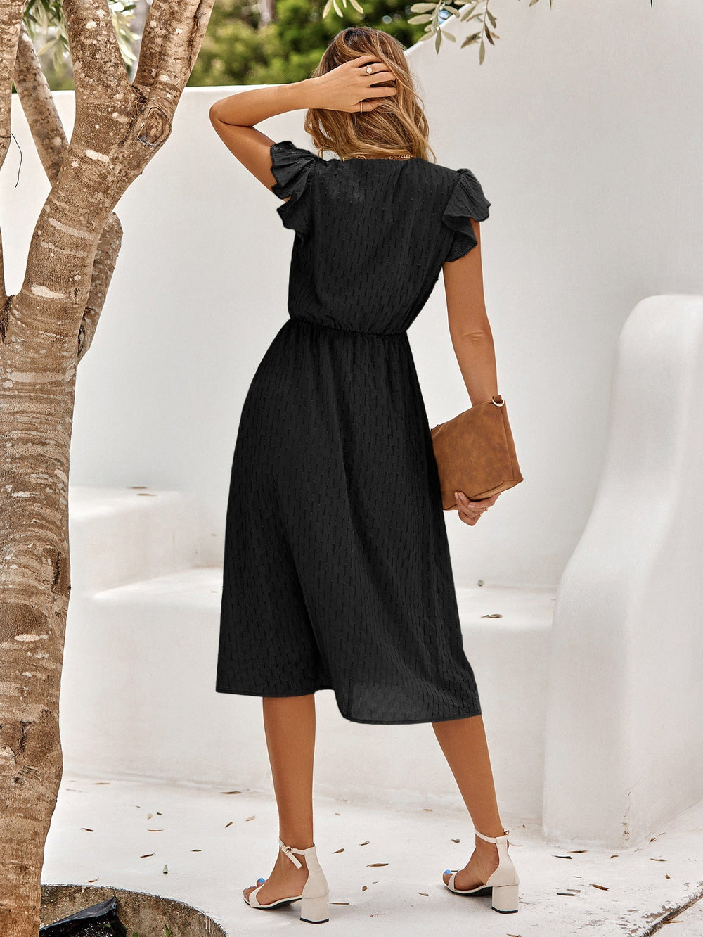 Midikleid mit V-Ausschnitt, kurzen Rüschenärmeln und elastischer Taille – luftiges Sommerkleid mit femininer Passform.