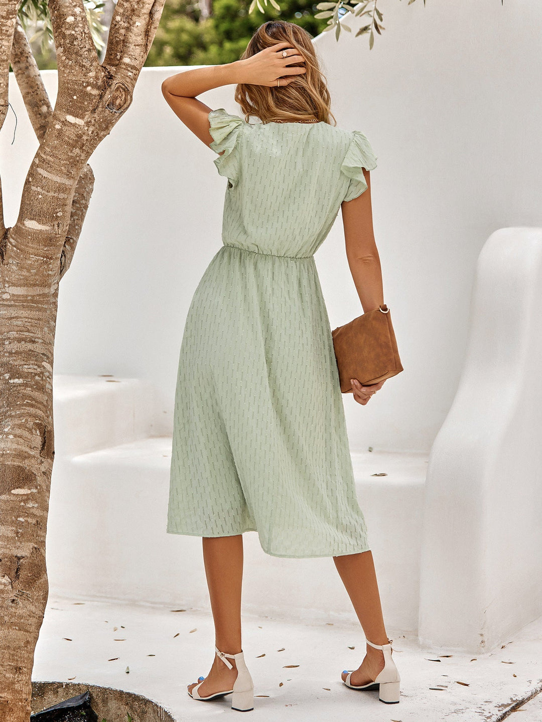 Midikleid mit V-Ausschnitt, kurzen Rüschenärmeln und elastischer Taille – luftiges Sommerkleid mit femininer Passform.
