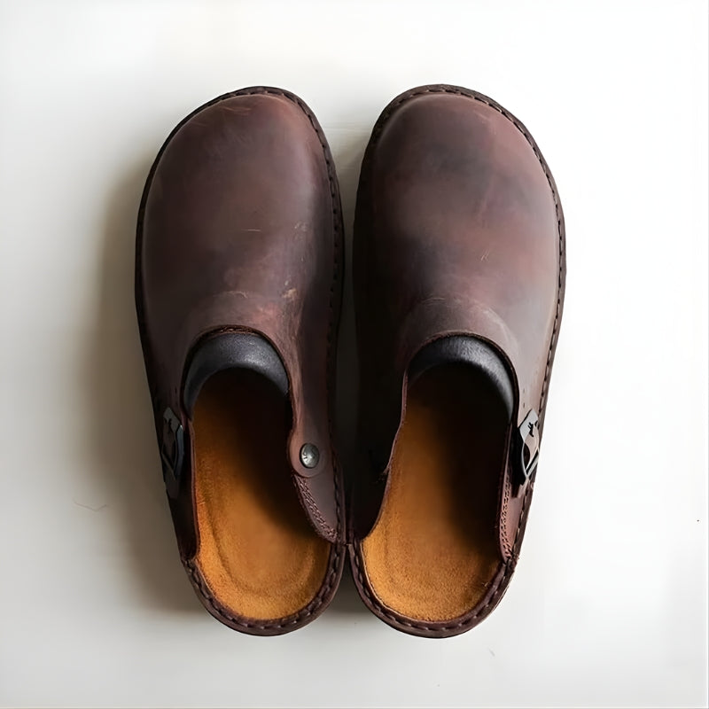 Herrenpantoletten mit Schnalle und dicker Sohle