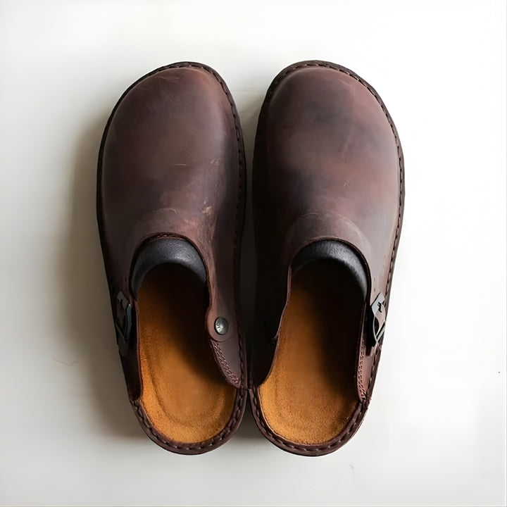 Herrenpantoletten mit Schnalle und dicker Sohle