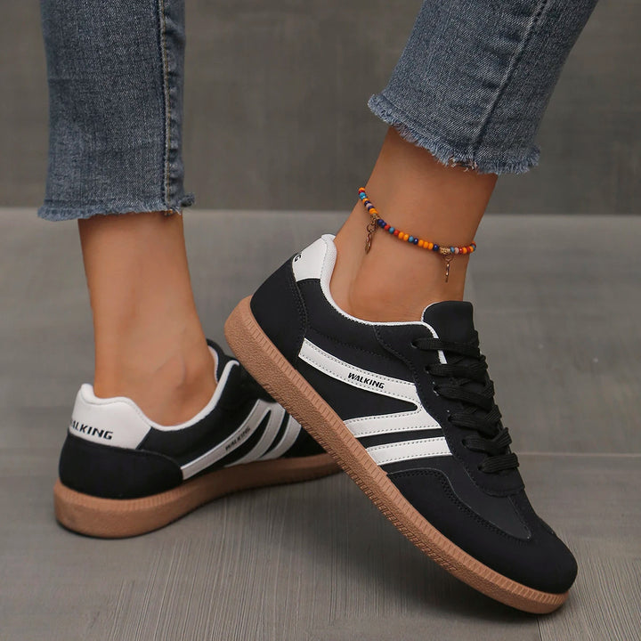 Leichter Sneaker mit klassischer Schnürung, Flexsohle und sportlichem Design – ideal für Alltag und Freizeit.