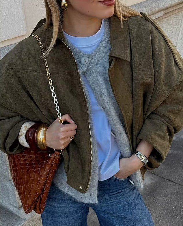Oversized Damenjacke mit Reißverschluss, Stehkragen und Gummizugsaum in cleanem urbanem Design.