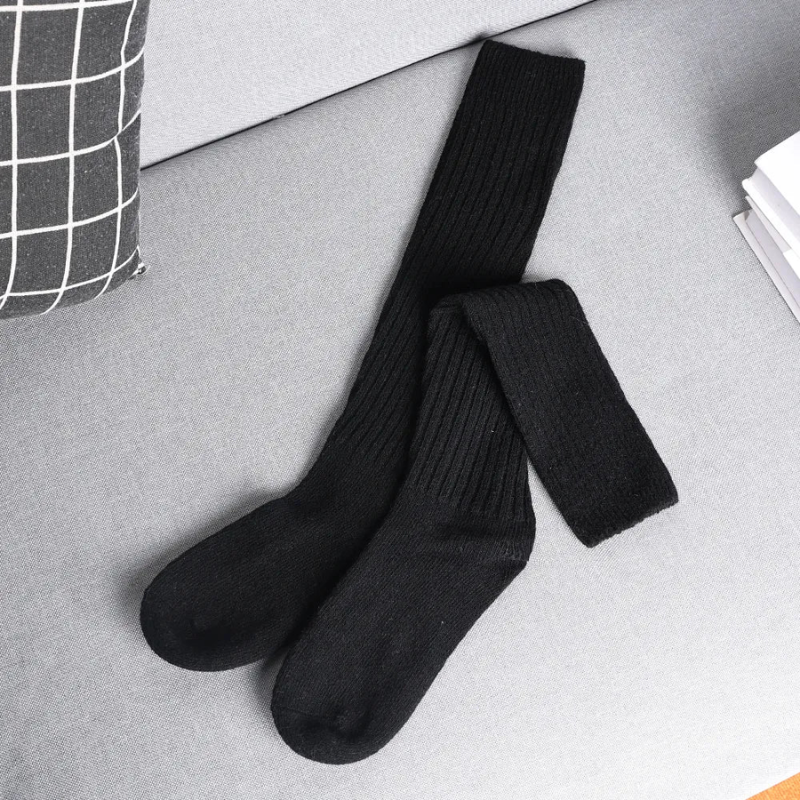 Klassische lange Rippensocken für Damen mit Stretch-Passform