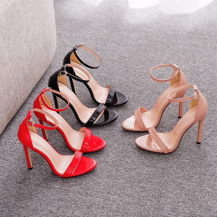 High Heel Sandalen mit glänzender Oberfläche, schmalem Zehenriemen und Fesselriemen – eleganter Schuh für besondere Anlässe.
