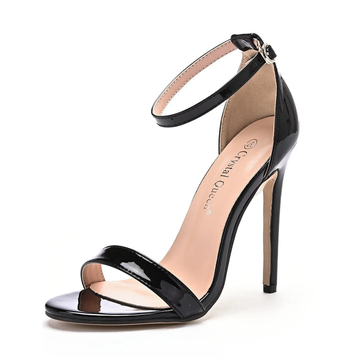 High Heel Sandalen mit glänzender Oberfläche, schmalem Zehenriemen und Fesselriemen – eleganter Schuh für besondere Anlässe.