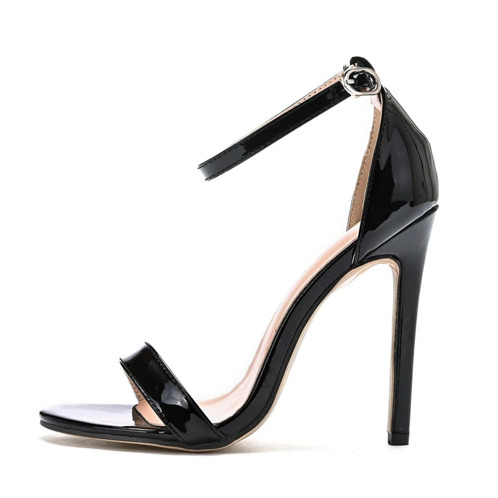 High Heel Sandalen mit glänzender Oberfläche, schmalem Zehenriemen und Fesselriemen – eleganter Schuh für besondere Anlässe.