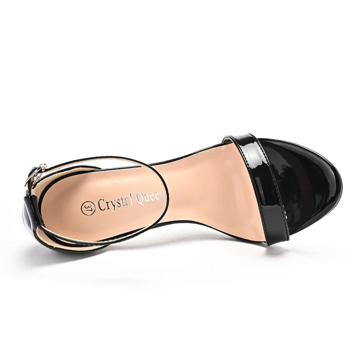 High Heel Sandalen mit glänzender Oberfläche, schmalem Zehenriemen und Fesselriemen – eleganter Schuh für besondere Anlässe.