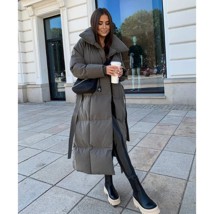 Langer Damen Steppmantel mit Gürtel und Kragen