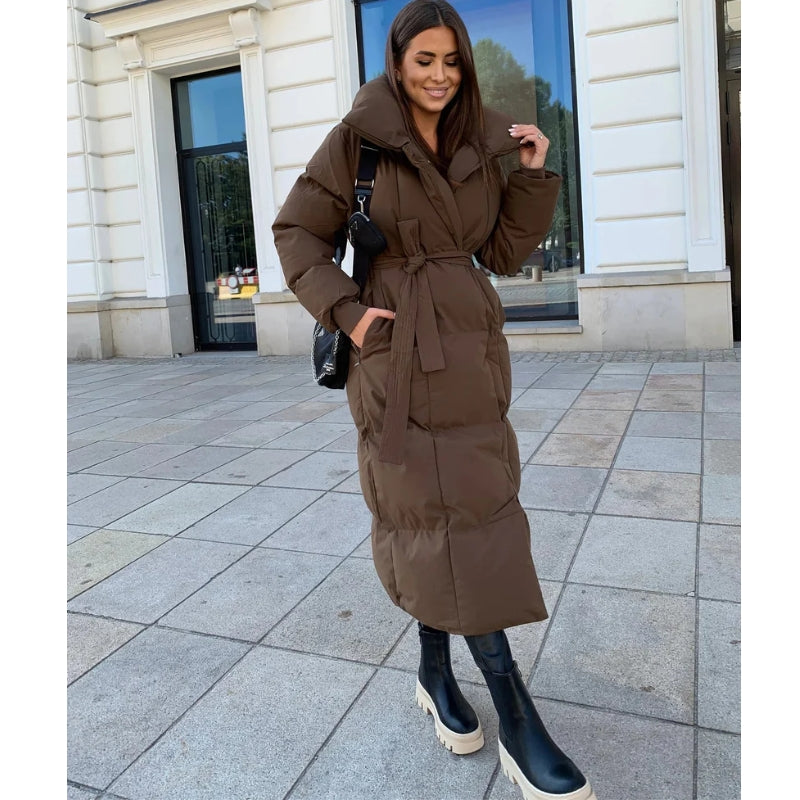 Langer Damen Steppmantel mit Gürtel und Kragen