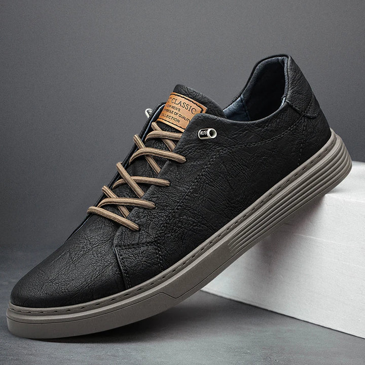 Sneaker aus echtem Leder mit Schnürung und robuster Gummisohle – zeitloser Freizeitschuh für Alltag und City-Looks.