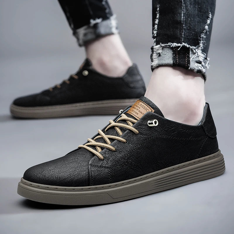 Sneaker aus echtem Leder mit Schnürung und robuster Gummisohle – zeitloser Freizeitschuh für Alltag und City-Looks.