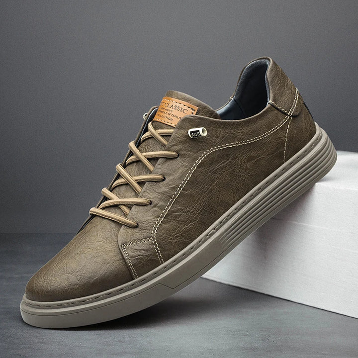 Sneaker aus echtem Leder mit Schnürung und robuster Gummisohle – zeitloser Freizeitschuh für Alltag und City-Looks.