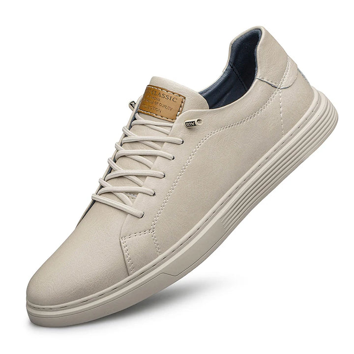 Sneaker aus echtem Leder mit Schnürung und robuster Gummisohle – zeitloser Freizeitschuh für Alltag und City-Looks.