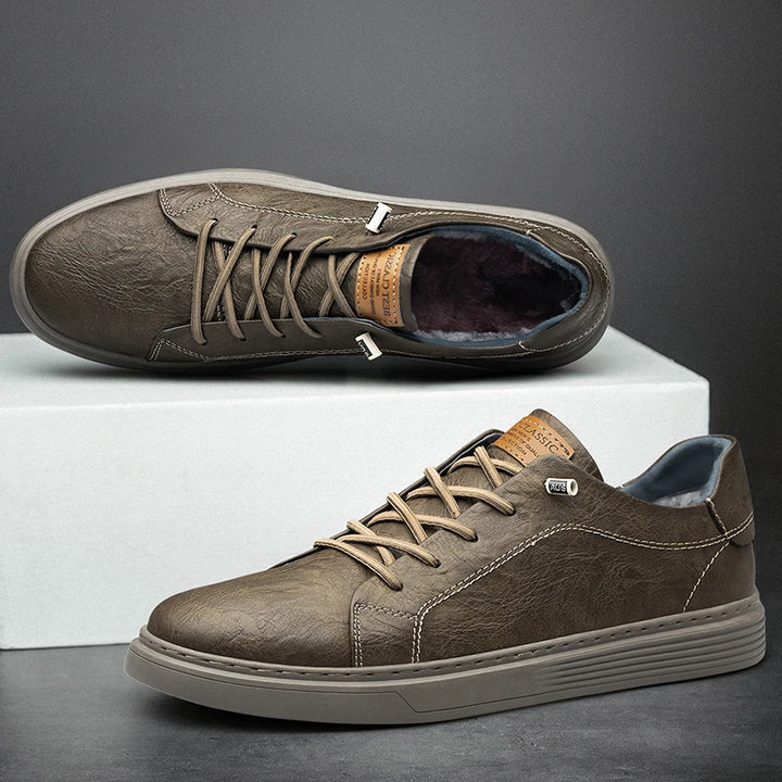Sneaker aus echtem Leder mit Schnürung und robuster Gummisohle – zeitloser Freizeitschuh für Alltag und City-Looks.