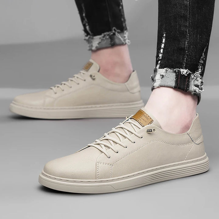 Sneaker aus echtem Leder mit Schnürung und robuster Gummisohle – zeitloser Freizeitschuh für Alltag und City-Looks.