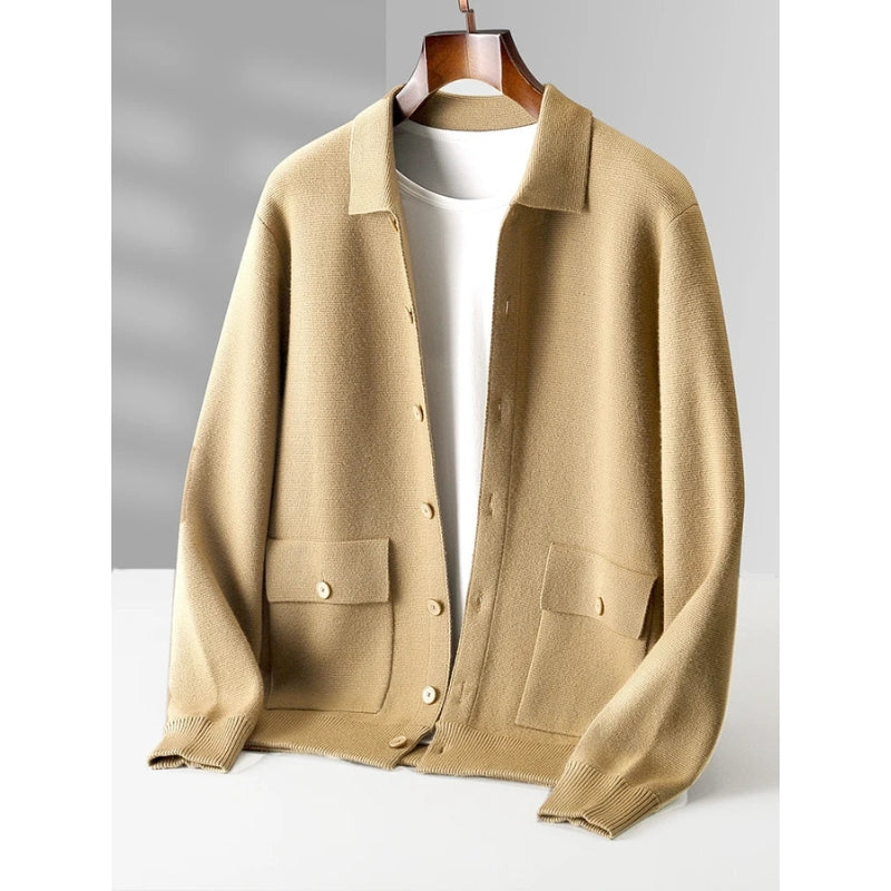 Herrenstrickjacke mit Hemdkragen und Brusttaschen