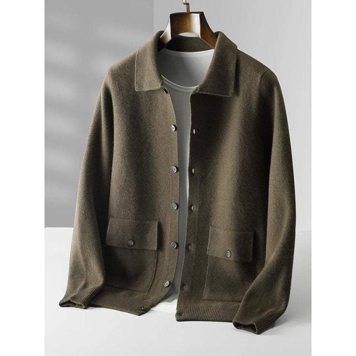 Herrenstrickjacke mit Hemdkragen und Brusttaschen