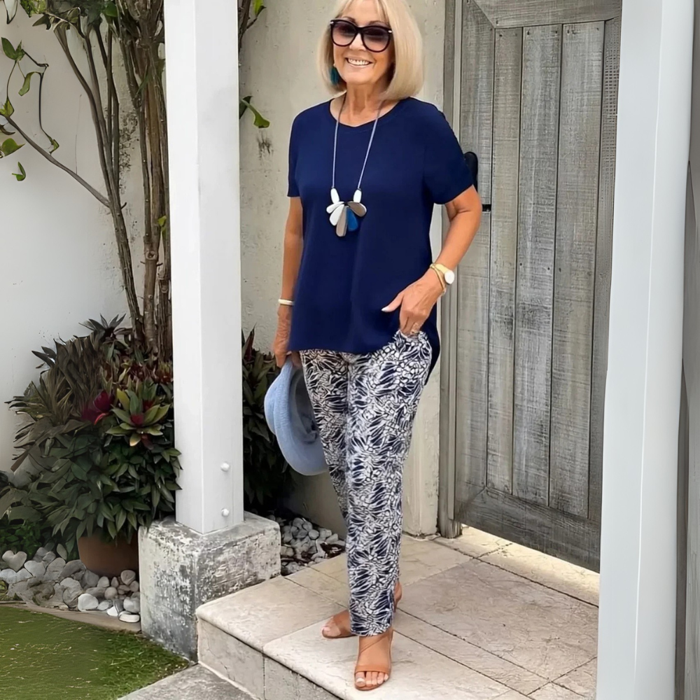 Abelia vielseitiges Stil Zwei-Teile Set für Damen in Dunkelblau, mit einem bequemen und stilvollen Design, ideal für legere oder semi-formelle Anlässe.