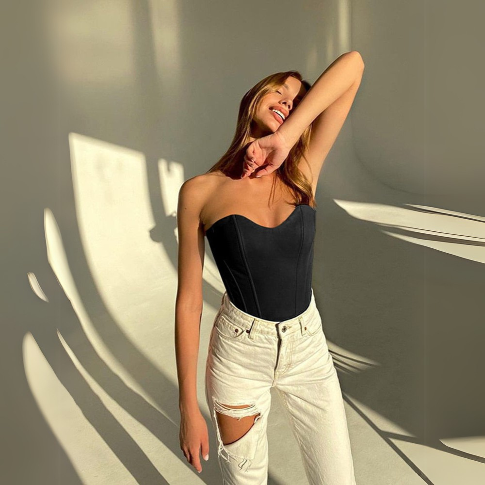 Ärmelloses Corsagen-Crop-Top für Damen in Schwarz – elegantes Damenoberteil mit figurbetonter Passform und Stil.