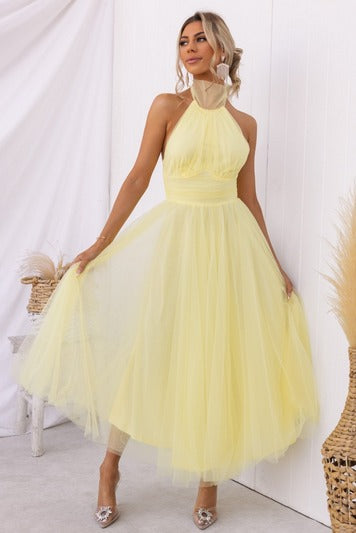 Aleena gelbes elegantes Feen-Kleid für Damen, mit strahlendem Gelb und einem ätherischen, fließenden Design, das einen Märchen-Charme verleiht