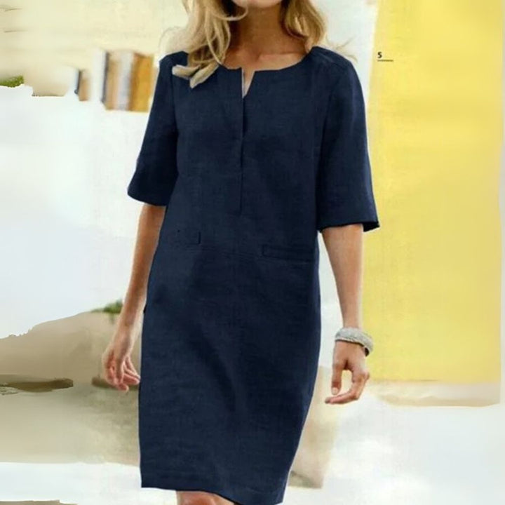 Locker geschnittenes Leinenkleid in Marineblau mit kurzen Ärmeln und praktischen Taschen