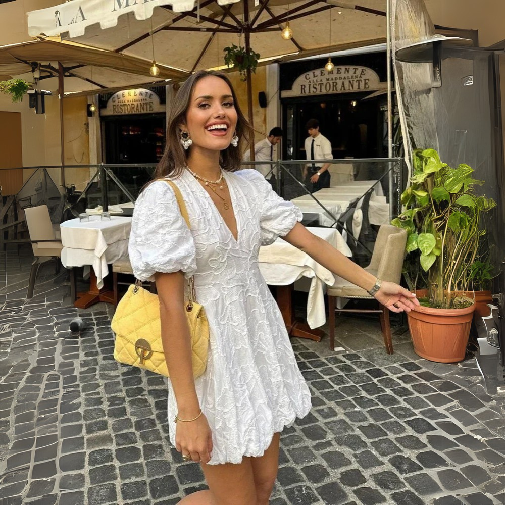 Alexine Schmeichelndes Weißes Kleid für Damen, Frontansicht mit puffigen Ärmeln und schmeichelhafter Passform für lässige Sommertage.