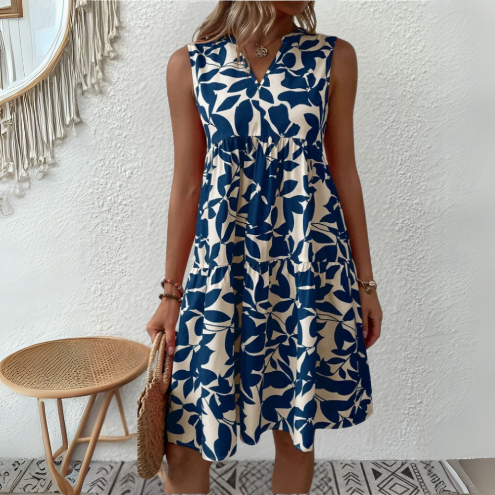 Aleydis schmeichelhaftes Sommerkleid für Damen in Blau, mit einem schicken und luftigen Design, ideal für Outdoor-Veranstaltungen und Urlaubsreisen.
