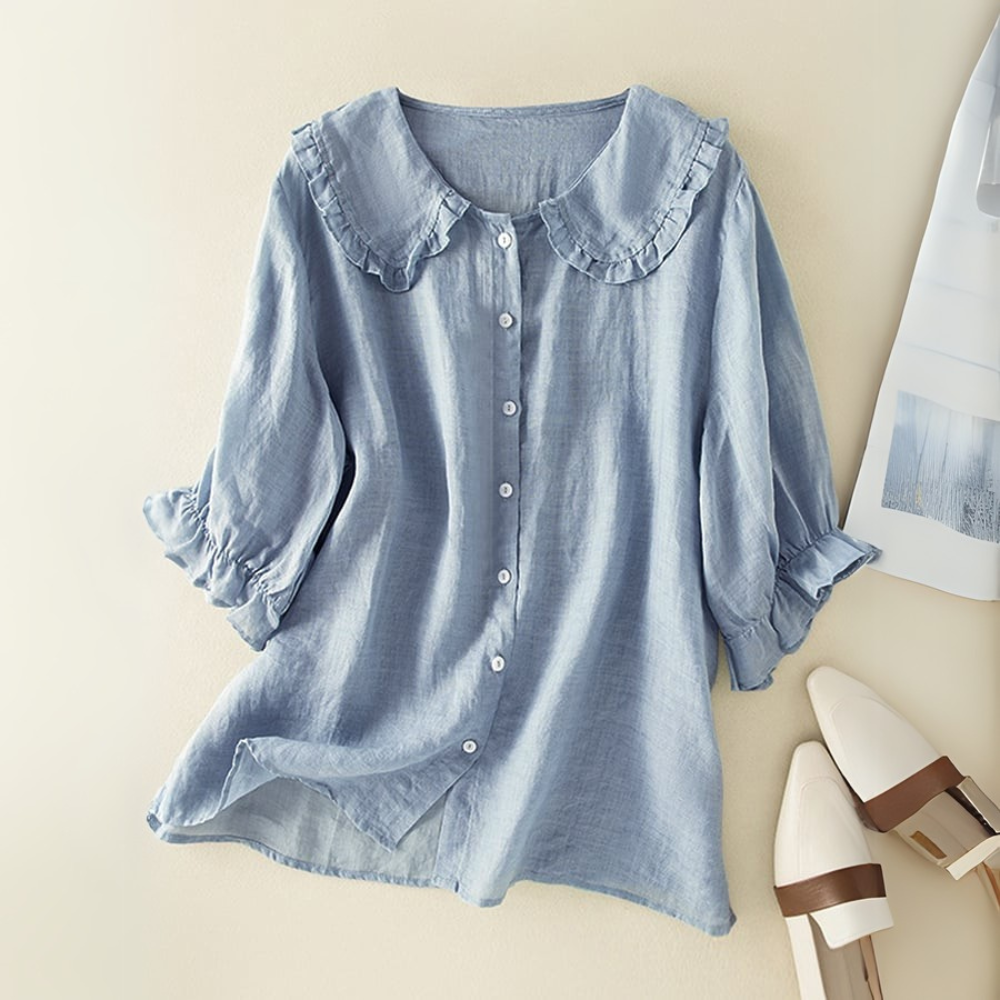 Analina Stilvolle Lockere Leinenbluse für Damen in Blau, mit lockerem Schnitt und atmungsaktivem Leinenstoff, ideal für lässige Sommeroutfits.
