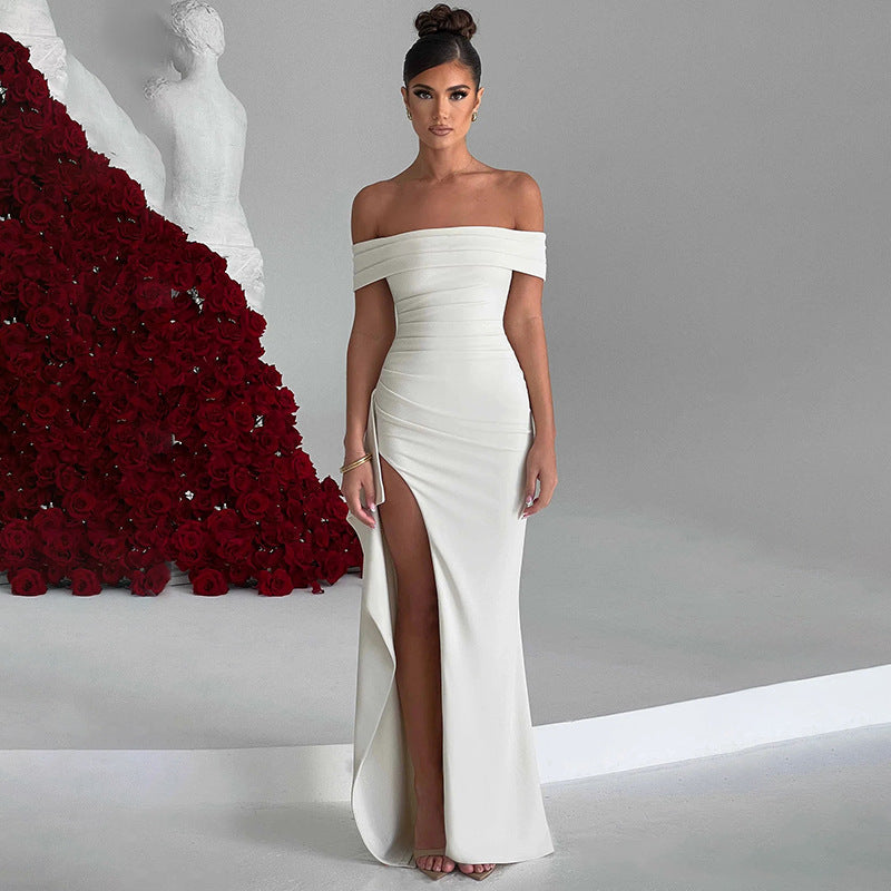 Annalotta schulterfreies Schlitz Maxikleid für Damen in Weiß, mit einer schmeichelhaften Silhouette und einem eleganten Schlitz, ideal für Hochzeiten und formelle Anlässe.
