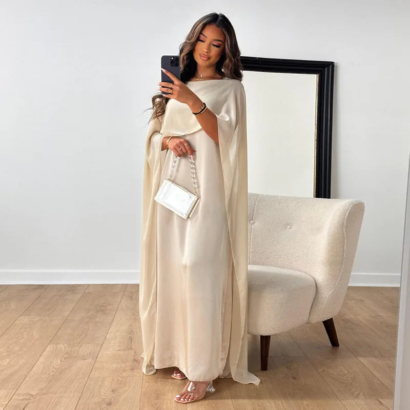 Anneli elegantes fließendes Kleid für Damen in Weiß, mit einem zeitlosen Design und glattem Stoff, ideal für formelle Veranstaltungen und Abendkleidung.
