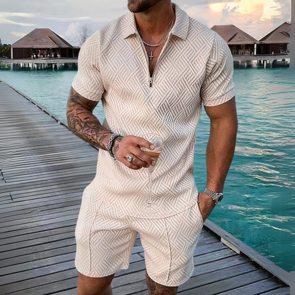 Beiges Herrenset mit luftigem Design – modisches Polo-und-Shorts-Set für warme Tage und Freizeit
