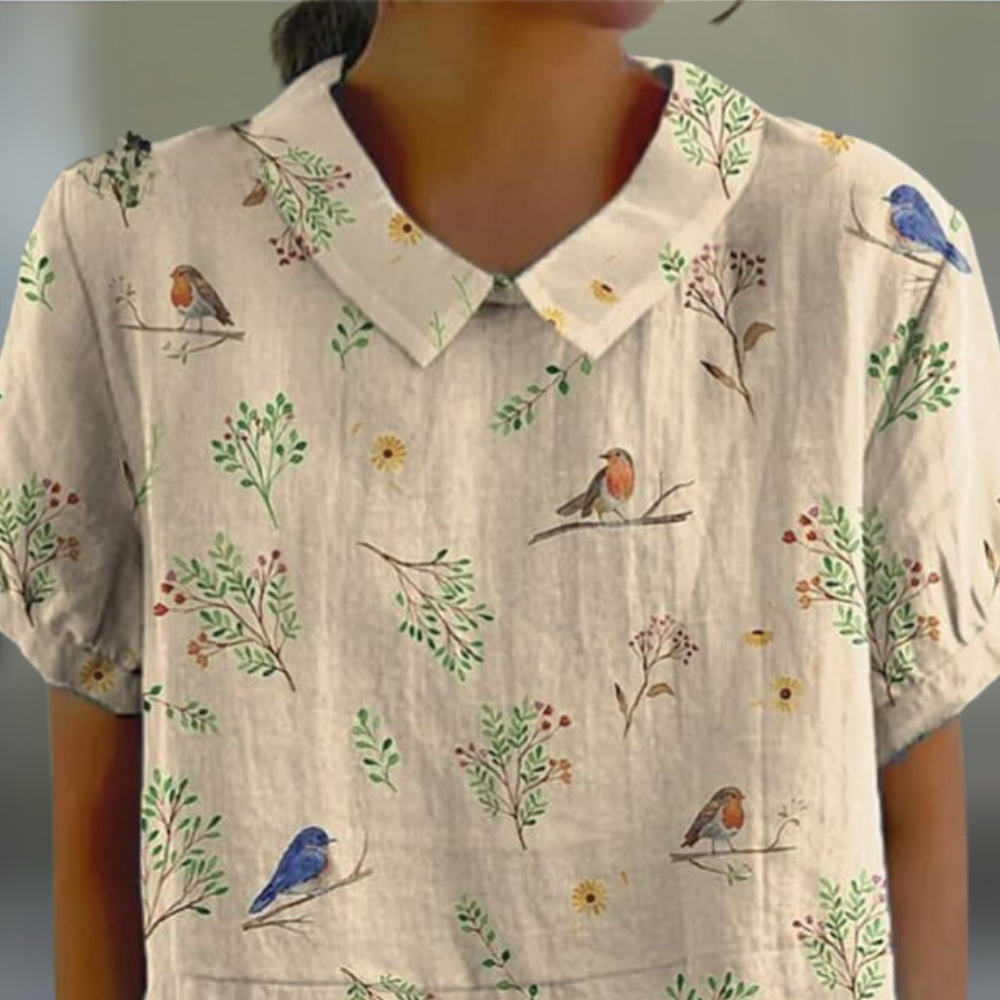 Casual-Knopfleistenbluse für Damen in Halbkörperansicht bequeme Damenbluse mit bedrucktem Naturmuster