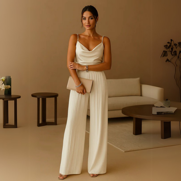 Eleganter weißer Jumpsuit mit weitem Bein und edlen Trägern – ideal für Sommerfeste oder Events