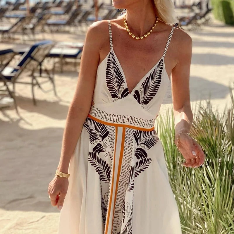 Elegantes Damenmaxikleid im Boho-Stil mit Blumenmuster und fließendem Rock, ideal für den Frühling.