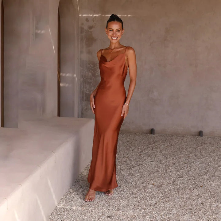 Elegantes braunes Damen-Maxikleid als Rückenfreies Satin-Hochzeitsgastkleid für stilvolle Hochzeitsgäste