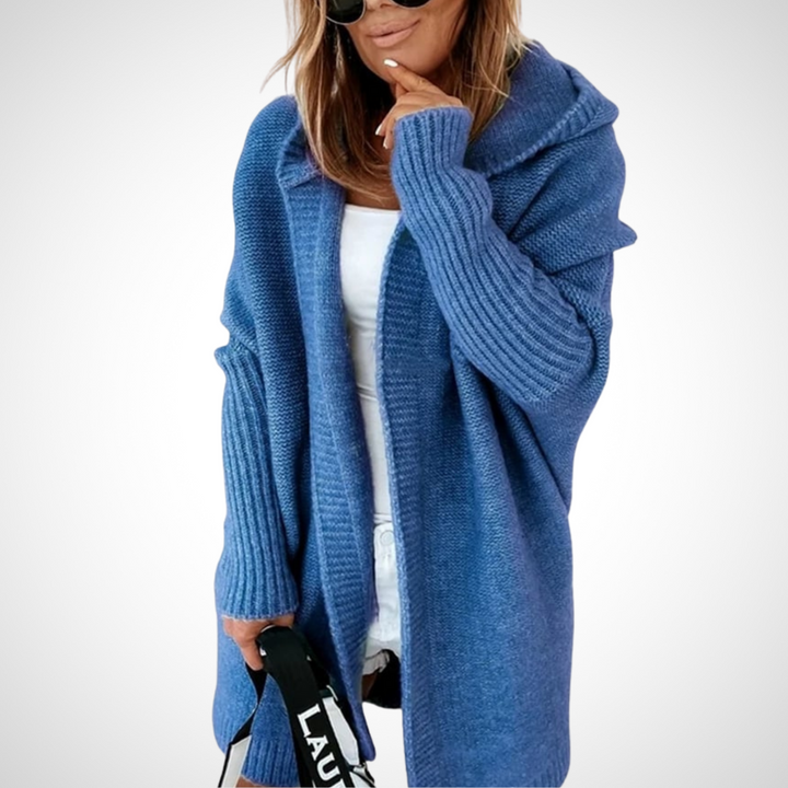 Cardigan in Blau mit grober Strickstruktur, angenehmer Kapuze und mittellanger Passform für Damen.