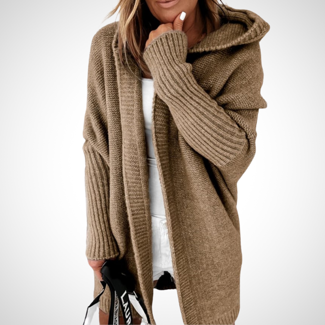 Cardigan in Braun mit grober Strickstruktur, angenehmer Kapuze und mittellanger Passform für Damen.