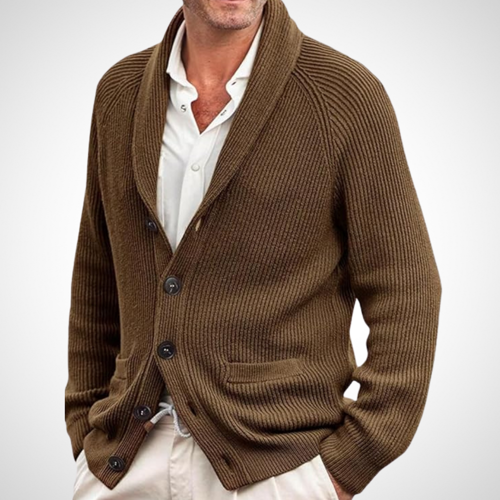 Cardigan in Braun mit markantem Schalkragen, einer funktionalen Knopfleiste und geripptem Strickmuster für Herren.