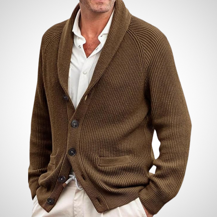 Cardigan in Braun mit markantem Schalkragen, einer funktionalen Knopfleiste und geripptem Strickmuster für Herren.