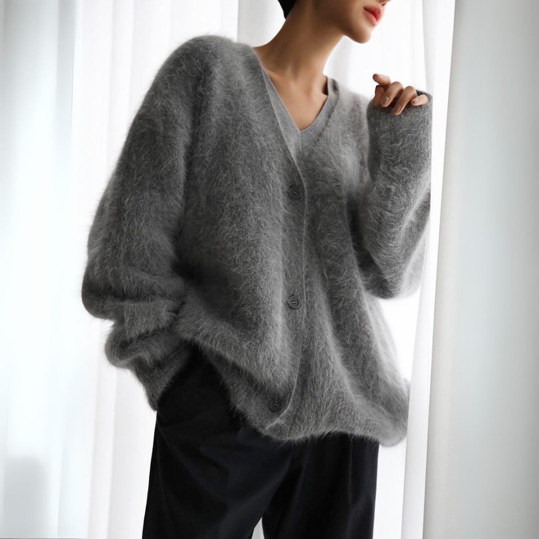Cardigan in Dunkelgrau mit flauschiger Strickstruktur, V-Ausschnitt und oversize Passform für Damen.